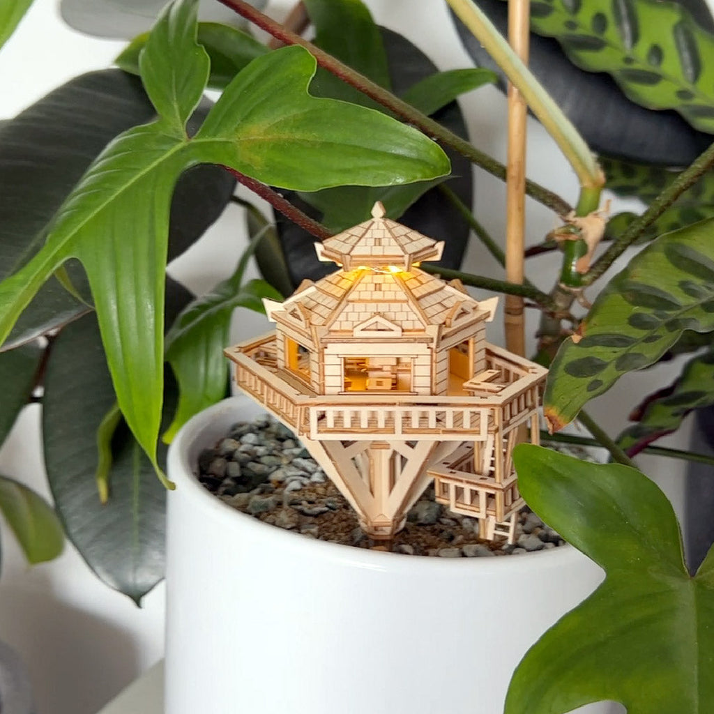 Tiny Treehouses – Woodland Outpost DIY Model Kit with LED Lights
