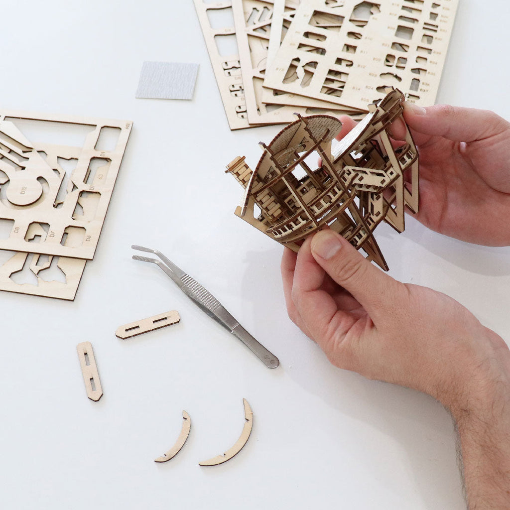Tiny Treehouses – Horizons Edge DIY Model Kit with LED Lights