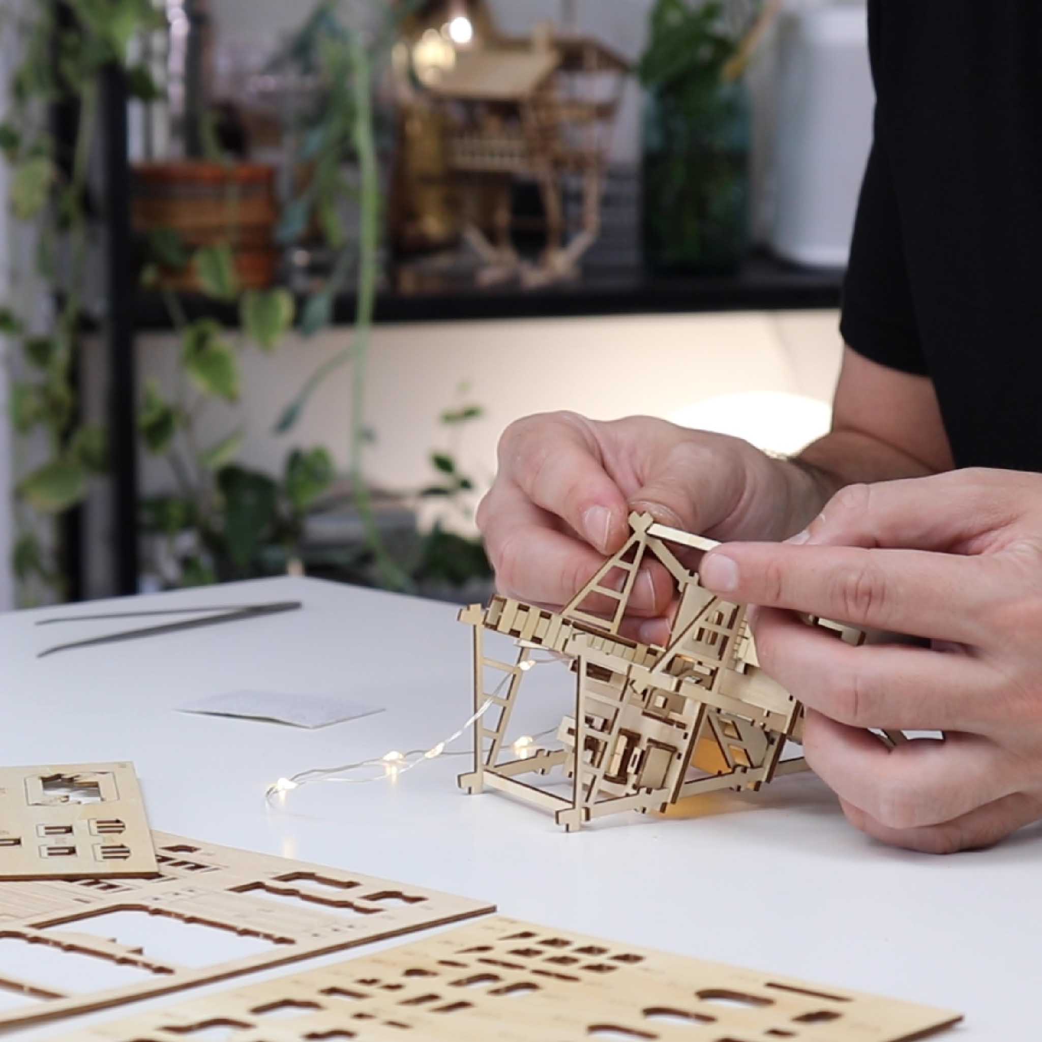 Tiny Treehouses – Tropical Lookout DIY Model Kit with LED Lights